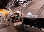 Adidas abrió la primera tienda en calle en el centro de Santiago