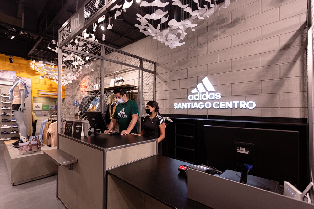 Adidas abrió la tienda en calle en el centro Santiago |