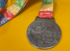El Maratón de Santiago 2024 y Teletón presentaron las medallas finisher de los 42K